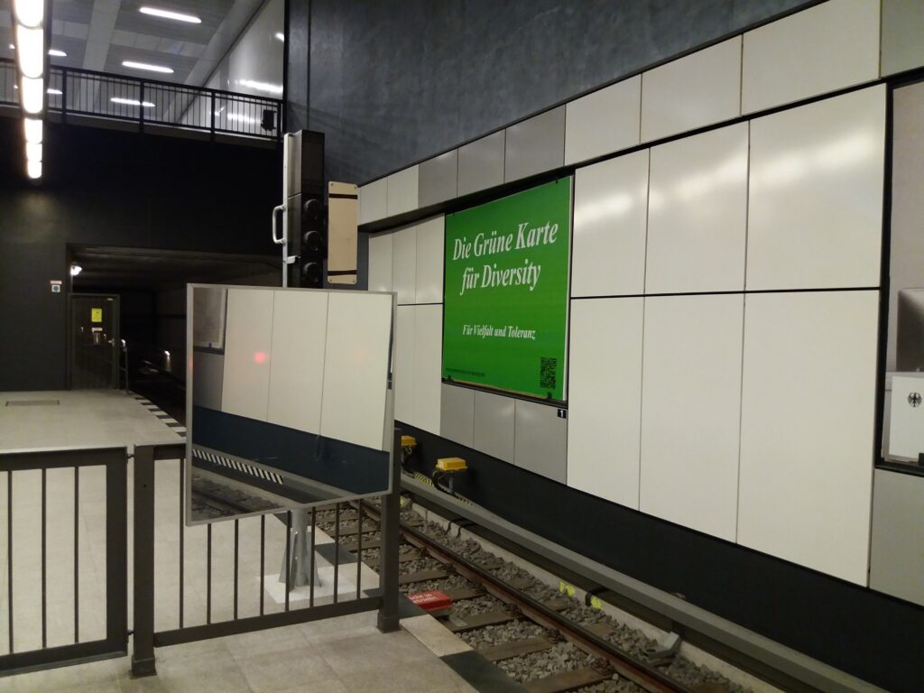 Grüne Karte für Diversity am Hbf Berlin