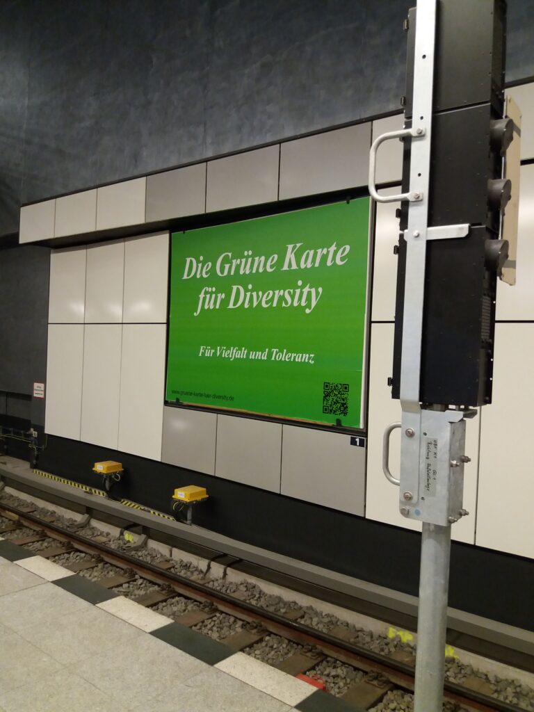 Grüne Karte für Diversity am Hbf Berlin