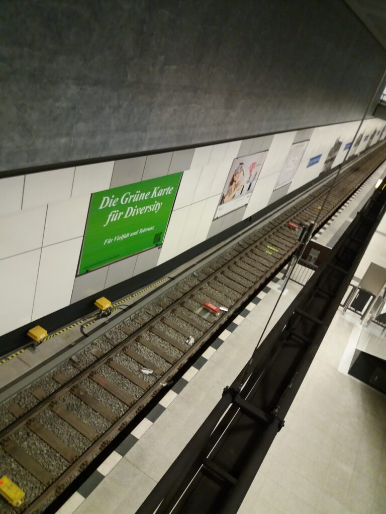 Grüne Karte für Diversity am Hbf Berlin