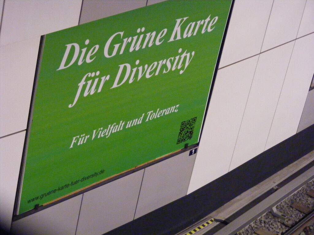 Grüne Karte für Diversity am Hbf Berlin