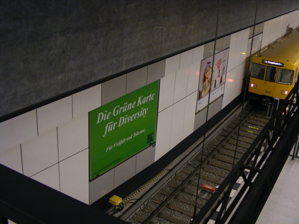 Grüne Karte für Diversity am Hbf Berlin